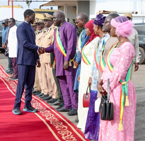 Le Président salue des officiels et militants lors de la tournée à Tambacounda